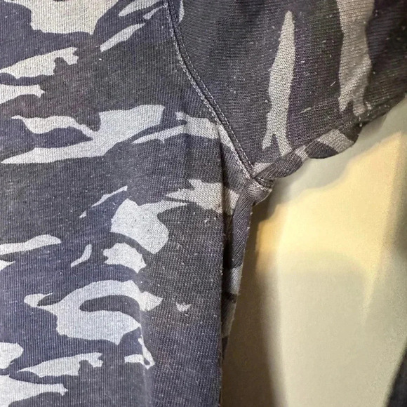 Monrow Distressed Blue Camo Crewneck Sweatshirt Size M - Picture 6 of 7